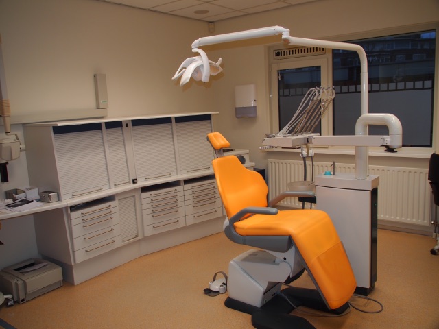 Behandelkamer met oranje behandelstoel